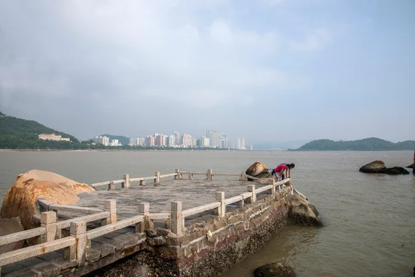 Ciudad de Zhuhai, provincia de Guangdong, playa del amante medio "Zhuhai Fisher Girl" corredor escénico —  Fotos de Stock