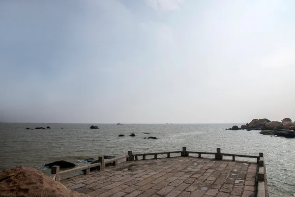 Ciudad de Zhuhai, provincia de Guangdong, playa del amante medio "Zhuhai Fisher Girl" corredor escénico — Foto de Stock