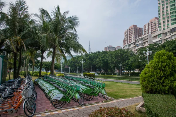 Road, Zhuhai, Guangdong couple waterfront green bike rental kiosks — Stock Photo, Image