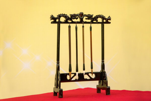 Четыре сокровища Китая - кисть на двери
