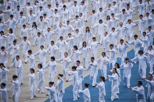 Changan Automobile Group 150 aniversario de la celebración en las actuaciones de los "miles de Taijiquan " — Foto de Stock