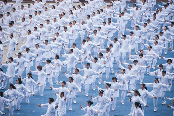 Changan otomobil grubu 150 yıldönümü kutlamaları, "binlerce taijiquan performansları" — Stok fotoğraf