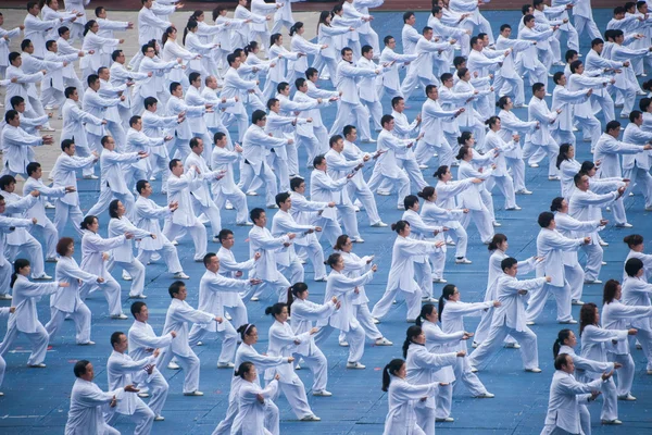 Changan Automobilgruppe 150-Jahr-Feier bei den Aufführungen der "Tausenden von taijiquan" — Stockfoto