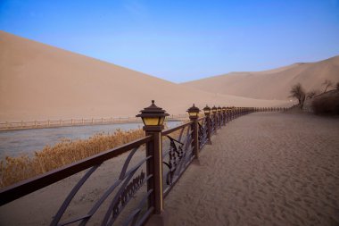mingsha Hilal baharda dunhuang, gansu yan korkuluklar