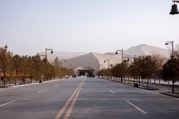 Road Dunhuang Mingsha Dun month — Stock Photo, Image