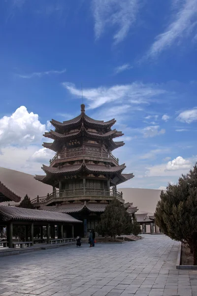 Mingsha-Sichel-Mond-Frühling in dunhuang, Gansu-Tempel — Stockfoto