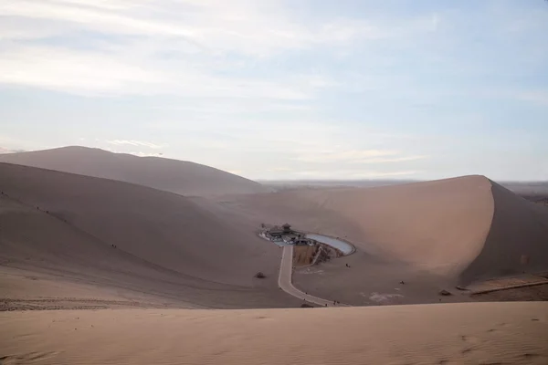 S výhledem na mingsha půlměsíc jaro v dunhuang, Kan-su — Stock fotografie