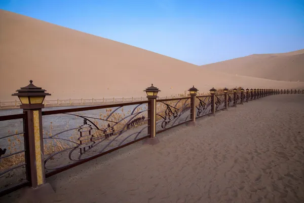 Mingsha Crescent Moon Spring en Dunhuang, barandas laterales de Gansu — Foto de Stock