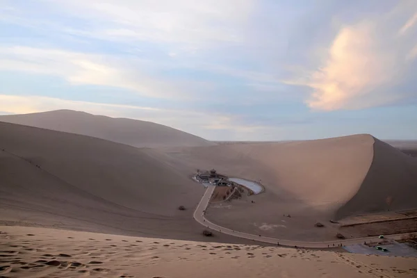 Med utsikt över mingsha månskära våren i dunhuang, gansu — Stockfoto