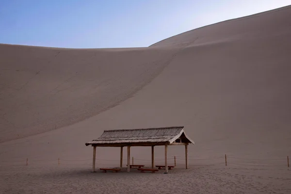 Gansu Dunhuang Mingsha Ruhe Kioske unter — Stockfoto