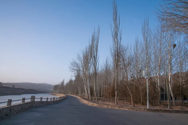 Дуньхуан Могао гроты вдоль шоссе — стоковое фото