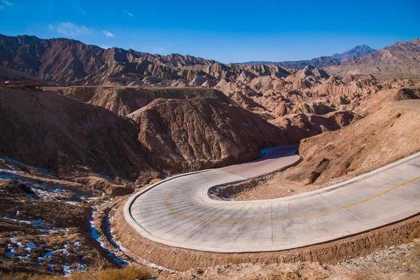 Zhangye Danxia Geopark uphill road and bridge — Stock Photo, Image