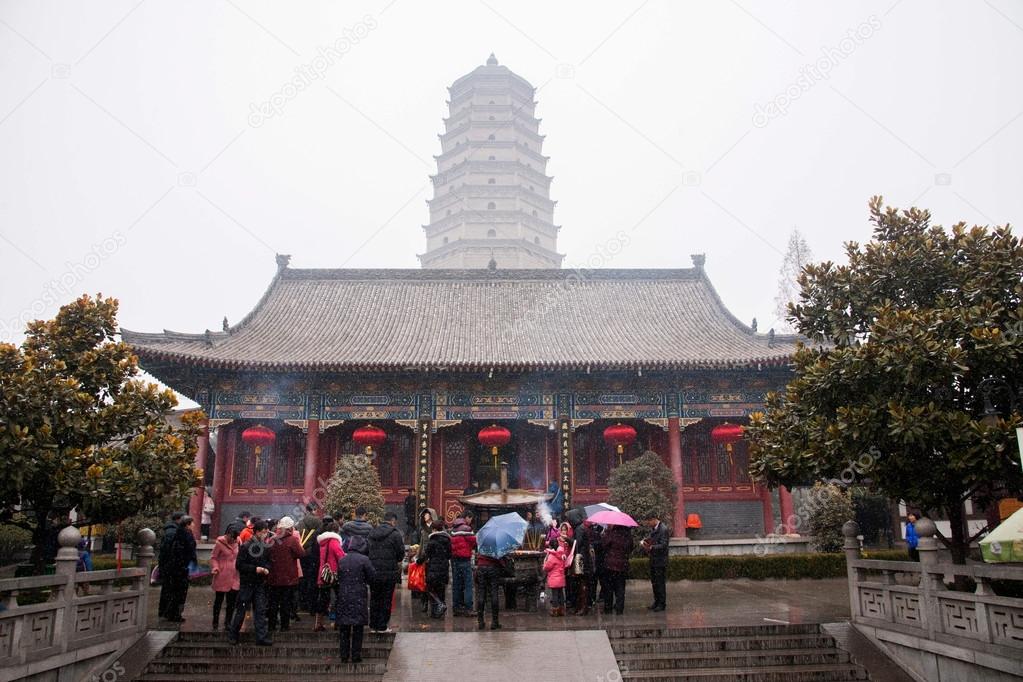 Xi'an 2013 people braved snow and rain during the Spring Festival to Famen Temple worship