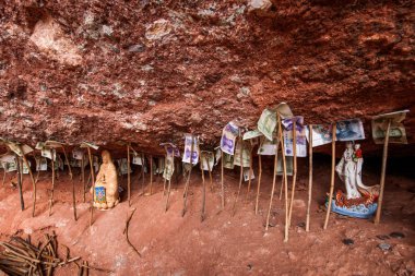 Destek altında Tianshui maiji dağ cliff Aralık bașlığı