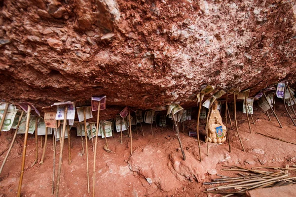 Tianshui maiji mountain cliff spalte unter dem hintergrund — Stockfoto