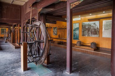 Zigong city, sichuan zigong tuz tuz Müzesi gösteri art arda sondaj, kuyu, salamura kullanılan çeşitli araçlar