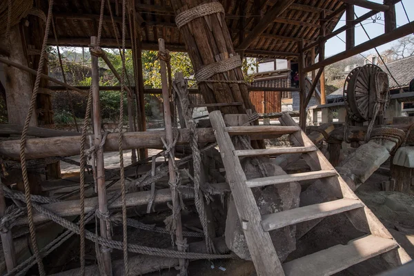 Zigong duizend meter zoon oude zout zee goed "kraan" pekel mijnbouw kamer met houten stamper frame, alle volumes jonge machines en andere hulpmiddelen — Stockfoto