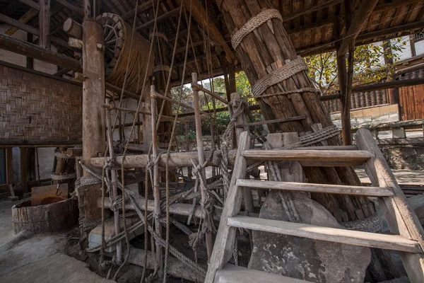 Zigong mil metros Filho antigo sal mar Bem "guindaste" sala de mineração de salmoura com estrutura de pilão de madeira, todos os volumes Jovens máquinas e outras ferramentas — Fotografia de Stock