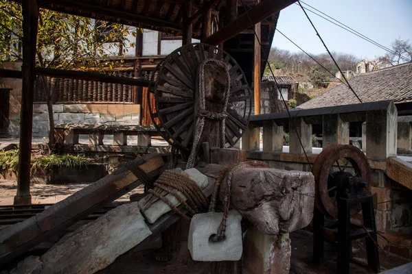 Zigong duizend meter zoon oude zout zee goed "kraan" pekel mijnbouw kamer met houten stamper frame, alle volumes jonge machines en andere hulpmiddelen — Stockfoto