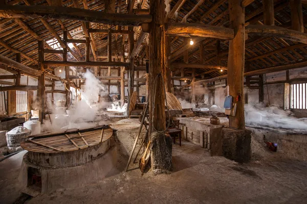 Zigong mil metros de sal antigua - Sun Sea pozos ruinas reproducen la antigua tradición de talleres de artesanía de sal —  Fotos de Stock