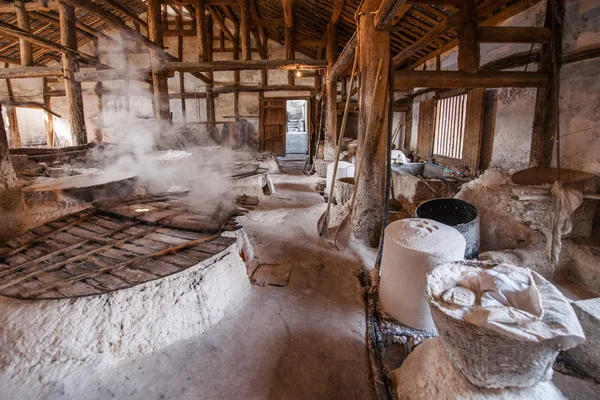 Zigong mille metri di sale antico - Le rovine dei pozzi del Mare del Sole riproducono l'antica tradizione delle botteghe artigiane del sale — Foto Stock