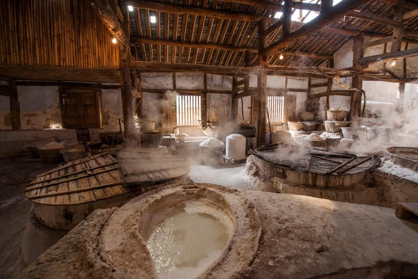 Zigong mil metros de sal antigo - Sun Sea poços ruínas reproduzir a antiga tradição de oficinas de artesanato de sal — Fotografia de Stock