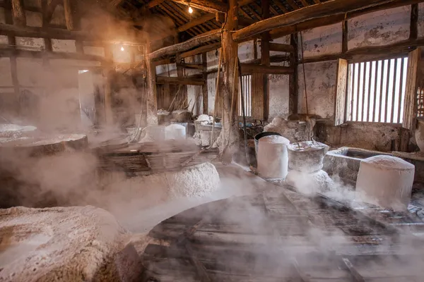 Zigong one thousand meters ancient salt - Sun Sea wells ruins reproduce the ancient tradition of salt craft workshops — Stock Photo, Image