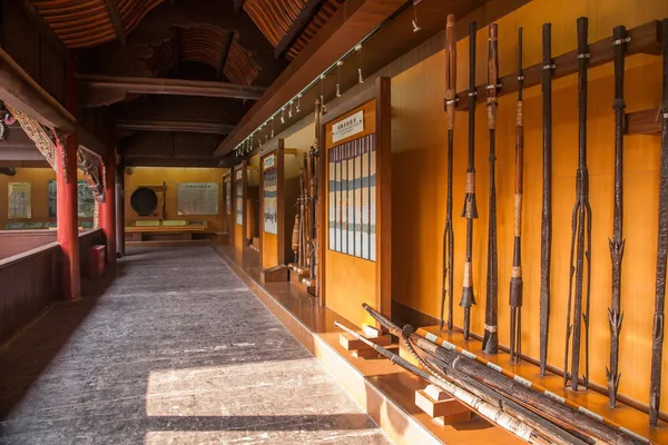 Stad Zigong, sichuan zigong zout Zoutmuseum Toon opeenvolgende boren, putten, verschillende instrumenten die gebruikt worden in pekel — Stockfoto