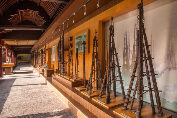 Zigong City, Sichuan Zigong Salt Salt Museum muestra diferentes momentos y en diferentes formas y usos de varias herramientas de derrick —  Fotos de Stock
