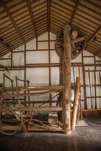 Zigong Salt Museum exhibe antiguo marco de pestle hundimiento —  Fotos de Stock