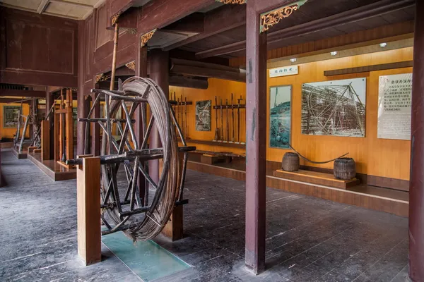 Zigong City, Sichuan Zigong Salt Salt Museum show successive drilling, wells, various tools used in Brine — Stock Image Zigong City, Sichuan Zigong Salt Salt Museum show successive drilling, wells, various tools used in Brine Stock Picture