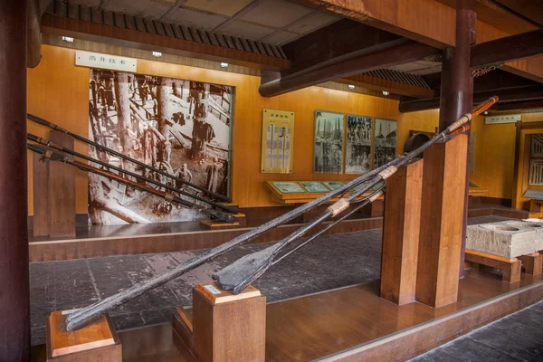 Zigong City, Sichuan Zigong Salt Salt Museum show successive drilling, wells, various tools used in Brine — Stock Image Zigong City, Sichuan Zigong Salt Salt Museum show successive drilling, wells, various tools used in Brine Stock Picture