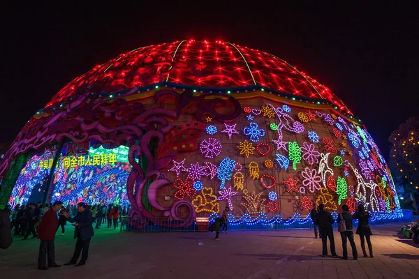 Nittonde zigong internationella dinosaurie lantern festival "dream sky" huvudområdet — Stockfoto