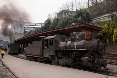 Leshan şehir içinde yuvalanmış, sichuan qianwei kayo sıçrama küçük tren istasyonu