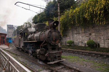 Leshan şehir içinde yuvalanmış, sichuan qianwei kayo sıçrama küçük tren istasyonu