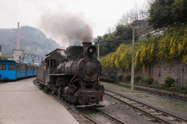 Leshan şehir içinde yuvalanmış, sichuan qianwei kayo sıçrama küçük tren istasyonu