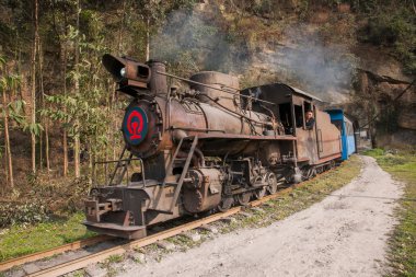 Leshan şehirde seyahat, sichuan qianwei kayo bajiaogou tren tren istasyonu arasında tünel