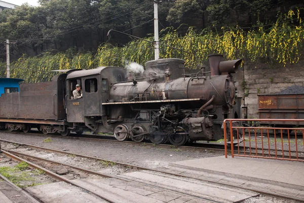 Amarré à Leshan City, Sichuan Qianwei Kayo saute sur la petite gare — Photo