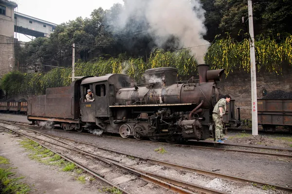 La ciudad de Leshan, camino de estación sichuan qianwei kayo salto de ser transportado trabajadores para mover manualmente el tren — Stockfoto