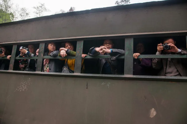 楽山市、四川チエンウェイ歌謡飛躍停止人々 電車に乗る — ストック写真