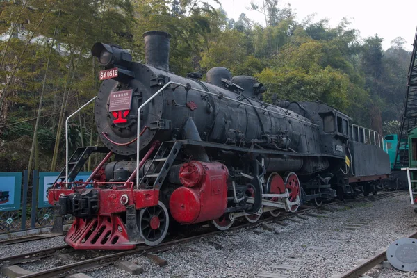 Leshan City, Sichuan Qianwei Kayo pequena estação ferroviária vai rock abelha trem motor a vapor global Expo Corredor Cultural — Fotografia de Stock