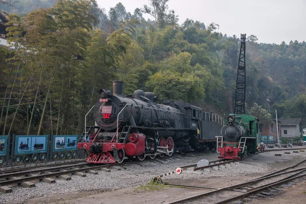 Leshan city, sichuan qianwei kayo small train station rock bee global dampflok train expo cultural corridor — Stockfoto
