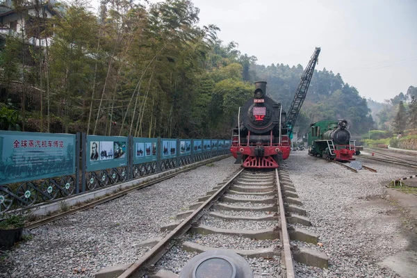 Leshan City, Sichuan Qianwei Kayo small train station will rock bee global steam engine train Expo Cultural Corridor — Stock Photo, Image