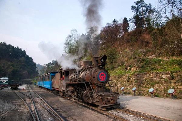 Viajando em Leshan City, Sichuan Qianwei Kayo trem pouco Bee Rock — Fotografia de Stock