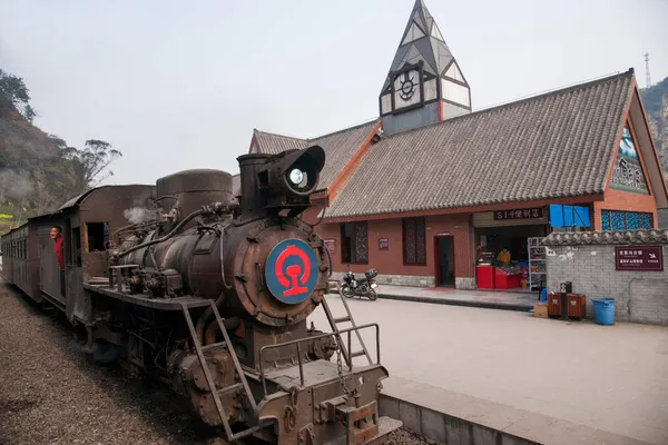 Путешествие в городе Лэшань, Сычуань Цяньвэй Каё Баджиогоу маленький поезд между железнодорожным вокзалом — стоковое фото