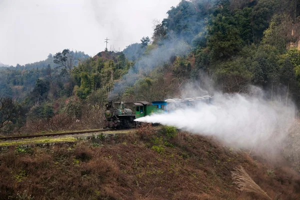 Viajando na cidade de Leshan, Sichuan Qianwei Kayo trem pouco brilhante entre a água da — Fotografia de Stock