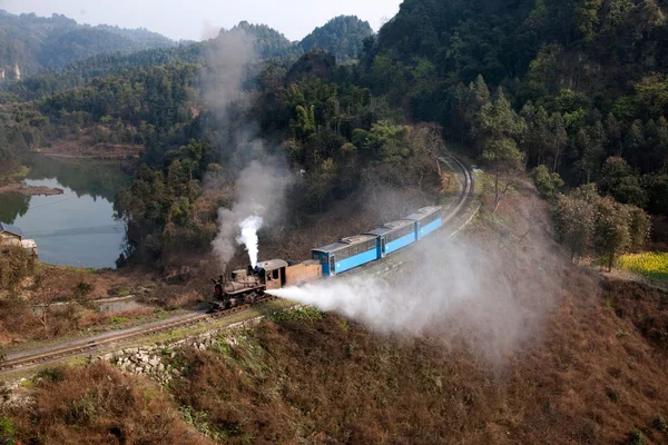 Traveling in Leshan City, Sichuan Qianwei Kayo train bright little train between water da — Stock Photo, Image