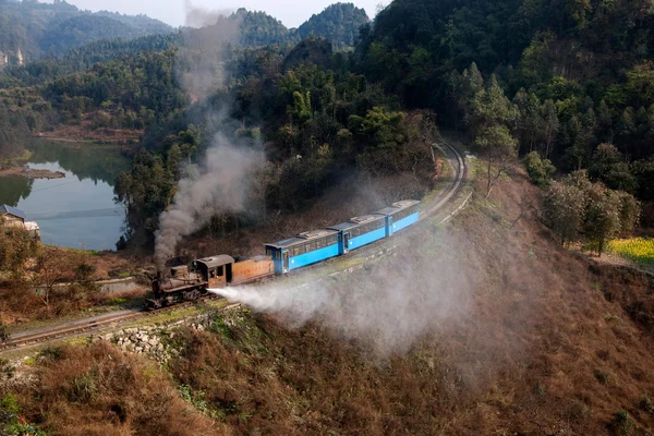 Viajando na cidade de Leshan, Sichuan Qianwei Kayo trem pouco brilhante entre a água da — Fotografia de Stock
