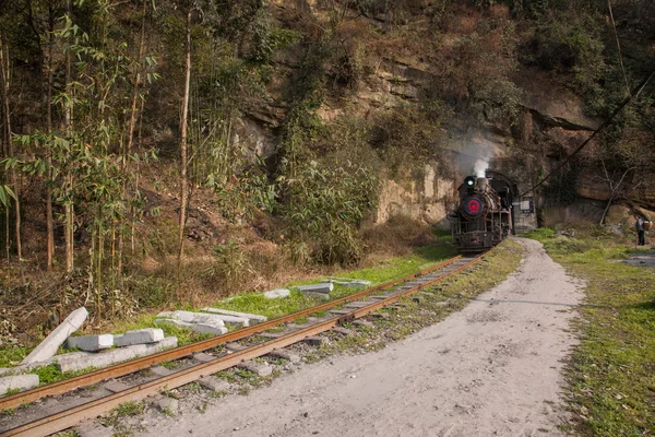 Viaggiando a Leshan City, Sichuan Qianwei Kayo Bajiaogou treno tunnel tra la stazione ferroviaria — Foto Stock