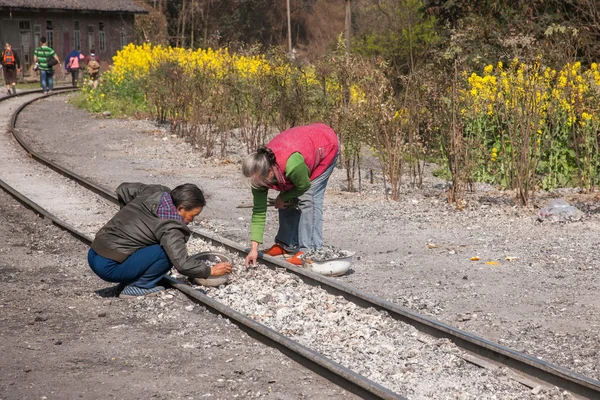 Leshan City, Sichuan Qianwei Los medios de comunicación de Kayo recogieron a lo largo de las mujeres de la aldea del tren ferroviario escoria —  Fotos de Stock